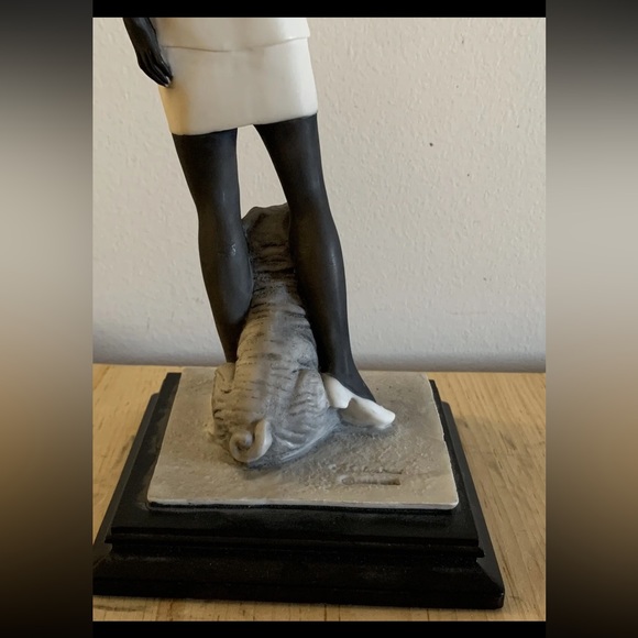 Vintage Argentina Figure Capodimonte Lady with Dog by M. Salvestrini 1988 - Picture 9 of 14